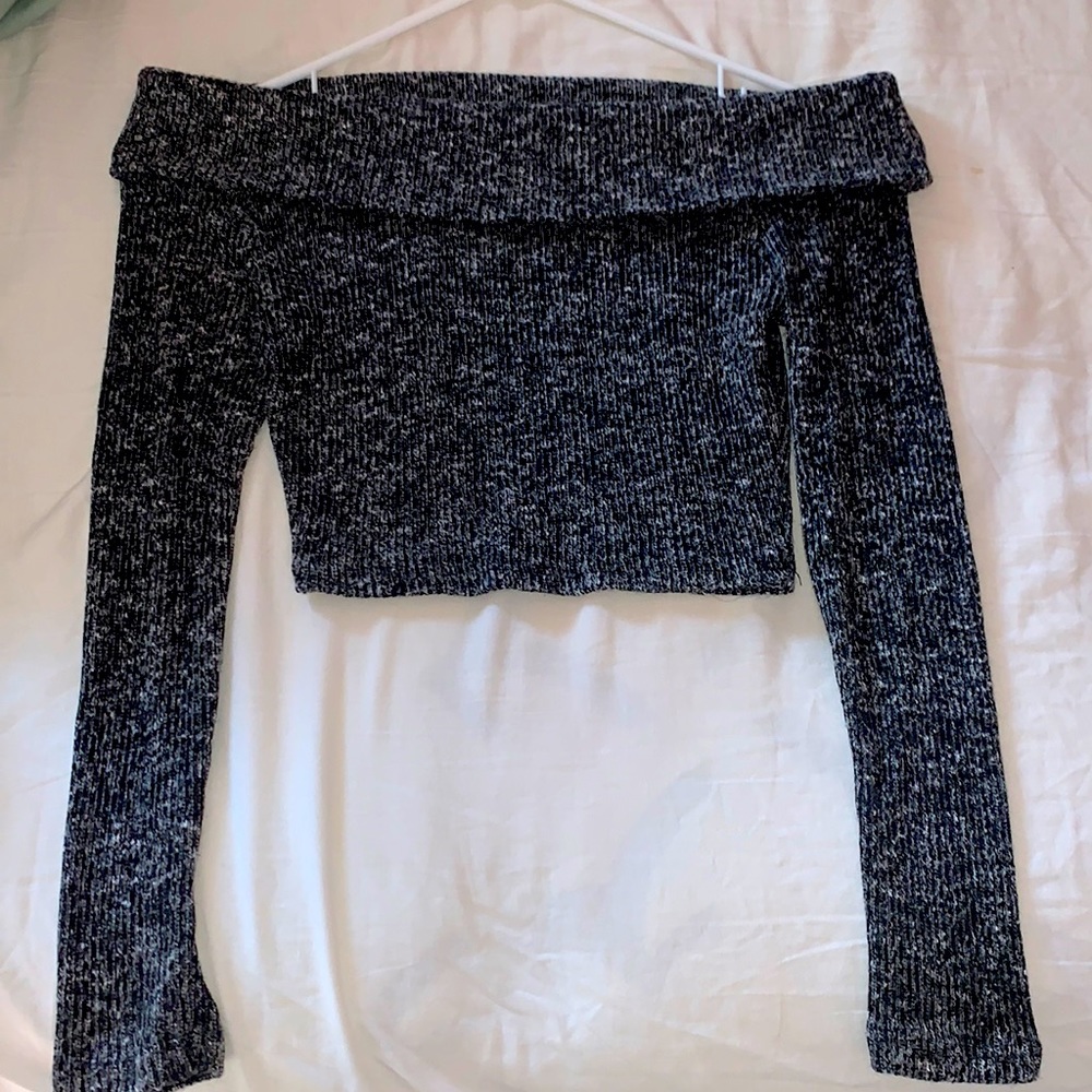 Perfect long-sleeved crop top for the cooler seasons! 🤍🖤